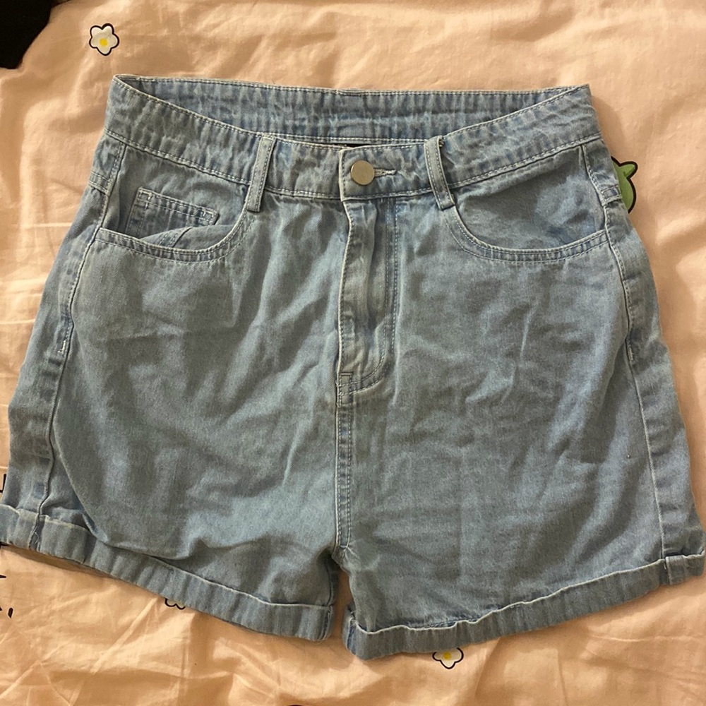 SHOPCIDER light blue denim shorts with ruffled design on the back
